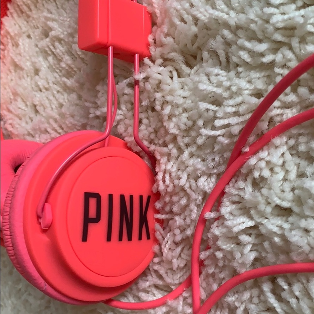 PINK VS HEADPHONES - Picture 2 of 5